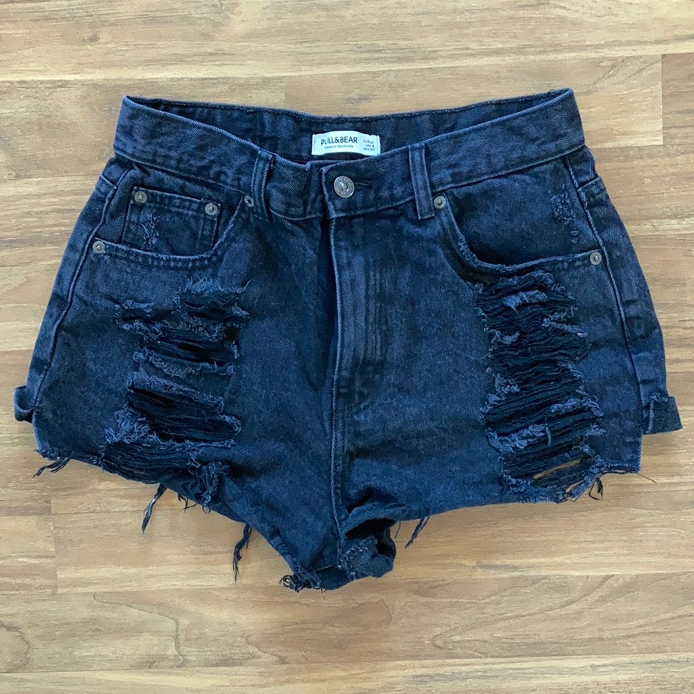 Pull&Bear distressed high-wasted Jean shorts black